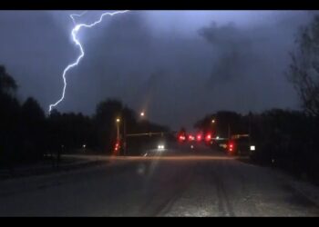 Borë e dendur me bubullimë të fortë në Turqi!