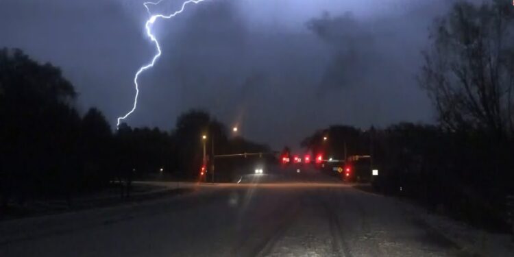 Borë e dendur me bubullimë të fortë në Turqi!