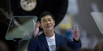 Miliarderi japonez kërkon 8 persona për të udhëtuar bashkë drejt Hënës