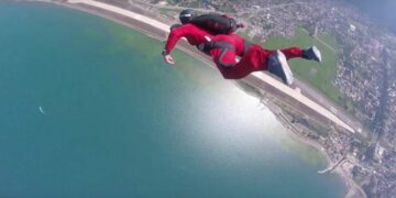 Burri hidhet nga aeroplani por nuk i hapet parashuta, shpëton në mënyrë të pabesueshme