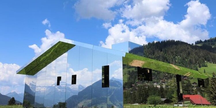 Kritikohet artisti që bëri shtëpinë “pasqyrë”: Është kurth për zogjtë