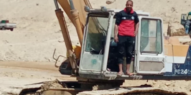 Abdullahu, djali që ngiste ekskavatorin për të çliruar anijen Ever Given thotë se nuk është paguar ende