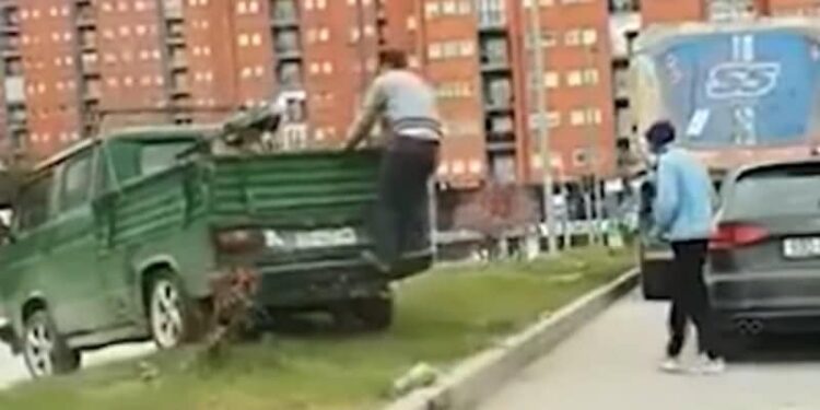 Policia dënon me 100 euro dhe me një pikë negative shoferin e kamionetës që dëmtoi pjesën gjelbëruese