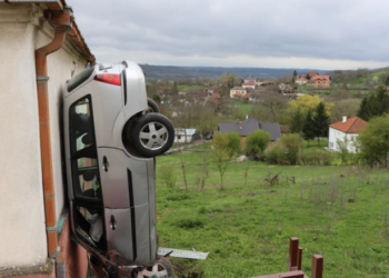 “Parkim vertikal”: Kjo fotografi është e vërtetë, por si përfundoi vetura në këtë mënyrë