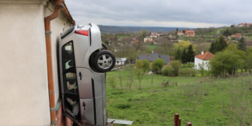 “Parkim vertikal”: Kjo fotografi është e vërtetë, por si përfundoi vetura në këtë mënyrë