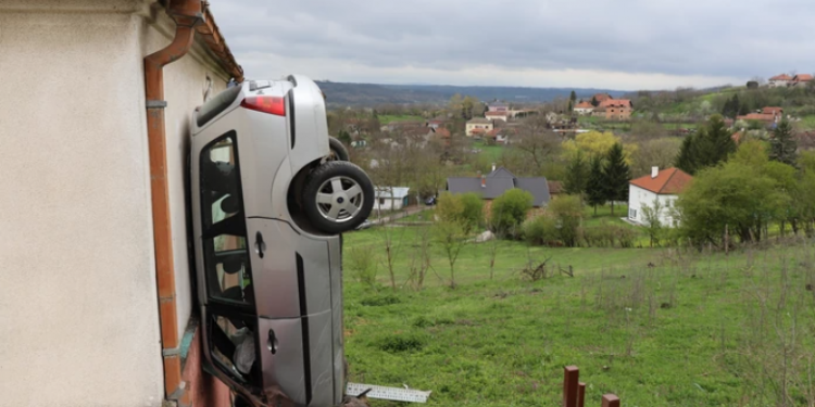 “Parkim vertikal”: Kjo fotografi është e vërtetë, por si përfundoi vetura në këtë mënyrë