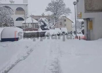 Reshjet e borës, zbardhet qarku i Kukësit dhe i Dibrës, trashësia arrin deri në 25 cm
