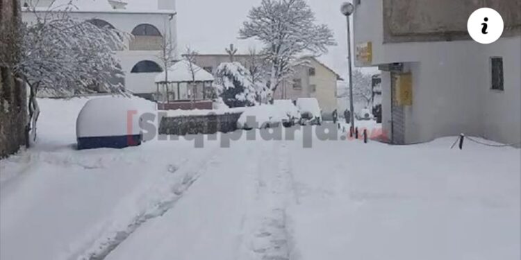 Reshjet e borës, zbardhet qarku i Kukësit dhe i Dibrës, trashësia arrin deri në 25 cm