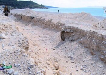 Shkatërrohet bregdeti: Masakër mjedisore në Himarë, firma merr pa leje rërë dhe inerte nga bregu detit