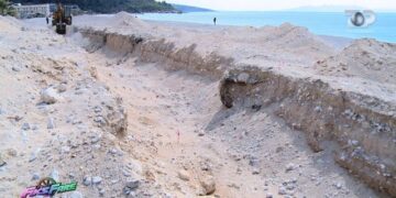 Shkatërrohet bregdeti: Masakër mjedisore në Himarë, firma merr pa leje rërë dhe inerte nga bregu detit