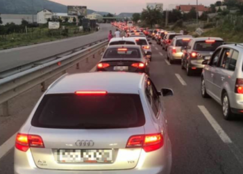 Kosovarët ia mësynë Shqipërisë për fundjavë, por a duhet të izolohen kur të kthehen?