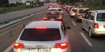 Kosovarët ia mësynë Shqipërisë për fundjavë, por a duhet të izolohen kur të kthehen?