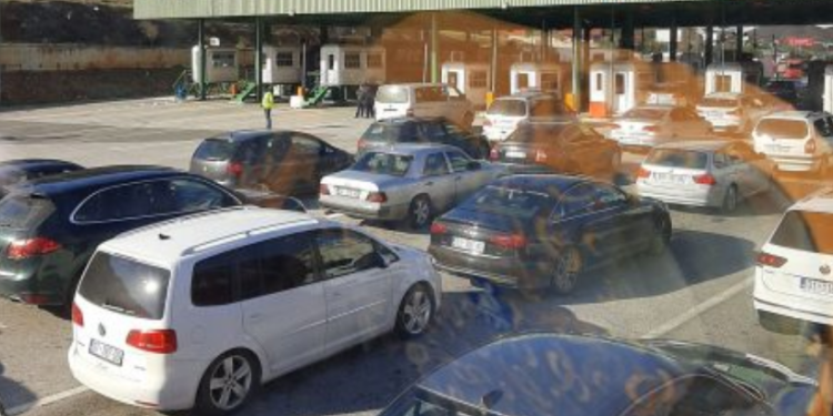 Kosovarët s’e durojnë mbylljen: Ia mësyjnë Shqipërisë për vikend