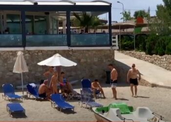 Kosovarët ende pa nisur sezoni pushtojnë plazhet e Ksamilit