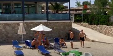 Kosovarët ende pa nisur sezoni pushtojnë plazhet e Ksamilit