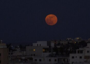 Super hëna e ‘përgjakur’, spektakël në qiell