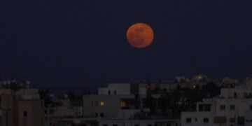 Super hëna e ‘përgjakur’, spektakël në qiell