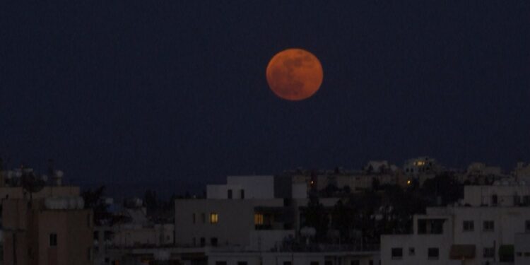 Super hëna e ‘përgjakur’, spektakël në qiell