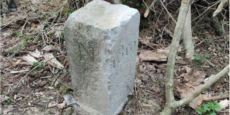 Fermeri lëvizi kufirin Belgjikë-Francë sepse guri ia zinte rrugën traktorit