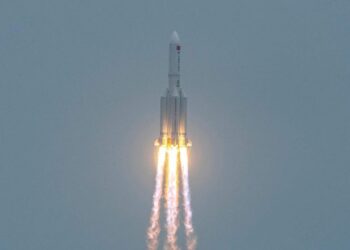 Pamjet që tregojnë se si raketa kineze po “rrëzohet” për në tokë