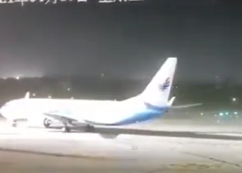 Erërat e forta në Kinë arrijnë ta ‘rrotullojnë’ edhe aeroplanin – pamje dramatike të stuhisë që ka përshkuar vendin