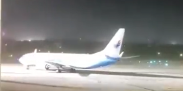 Erërat e forta në Kinë arrijnë ta ‘rrotullojnë’ edhe aeroplanin – pamje dramatike të stuhisë që ka përshkuar vendin