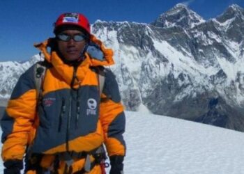Burri nga Nepali thyen rekordin: Ngjitet në Everest për herë të 25-të