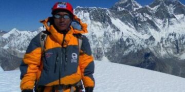 Burri nga Nepali thyen rekordin: Ngjitet në Everest për herë të 25-të