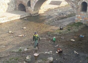 Vizitorët e huaj tronditen nga mbeturinat në Lumbardhin e Prizrenit