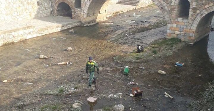 Vizitorët e huaj tronditen nga mbeturinat në Lumbardhin e Prizrenit