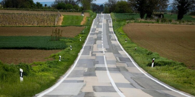 Nuk është montazh, kjo rrugë ndodhet në një shtet të Ballkanit