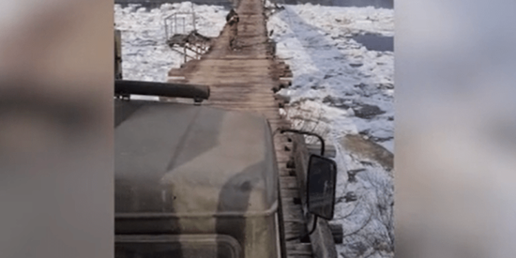 Një gabim i vogël dhe shoferi mund të përfundojë në lumin e ngrirë
