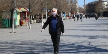 Masat e reja: Hiqen maskat për personat që ecin vetëm rrugës
