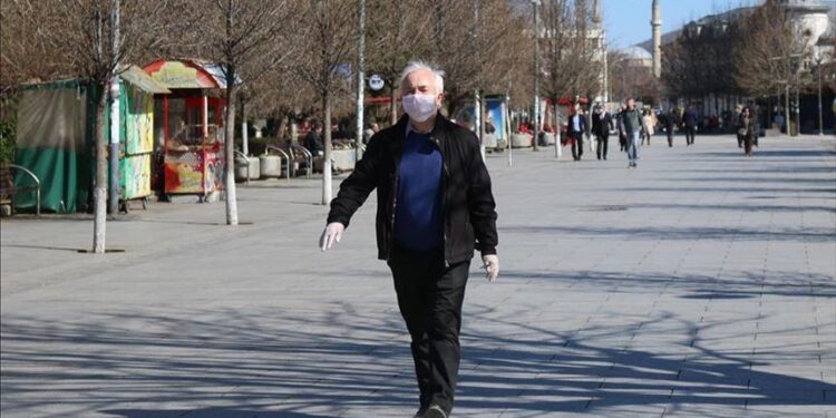 Masat e reja: Hiqen maskat për personat që ecin vetëm rrugës