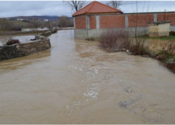 Shpëtohen 9 anëtarë të një familjeje në Pogragjë të Gjilanit që rrezikoheshin nga përmbytja
