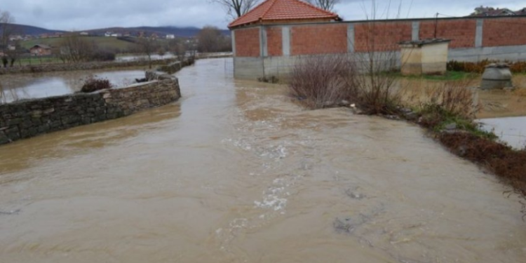 Shpëtohen 9 anëtarë të një familjeje në Pogragjë të Gjilanit që rrezikoheshin nga përmbytja
