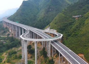 Autostrada në Kinë ka një rreth-rrotullim për shoferët që bëjnë gabime
