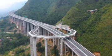 Autostrada në Kinë ka një rreth-rrotullim për shoferët që bëjnë gabime