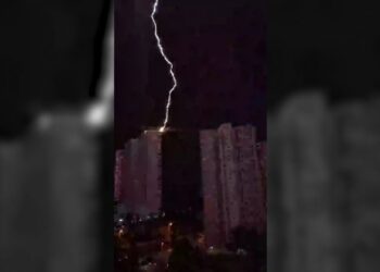 Momenti kur rrufeja godet ndërtesën 26-katëshe në Spanjë