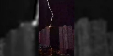 Momenti kur rrufeja godet ndërtesën 26-katëshe në Spanjë