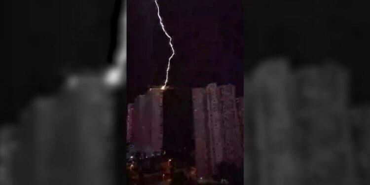 Momenti kur rrufeja godet ndërtesën 26-katëshe në Spanjë