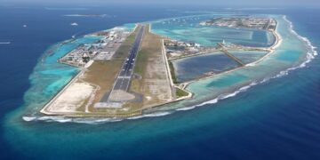 Duket sikur aeroplanët po zhyten në oqean: E frikshme dhe shumë e mrekullueshme – ulja në Aeroportin Mala