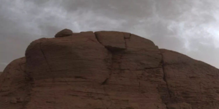 Curiosity i NASA-s kap re të çuditshme në Mars