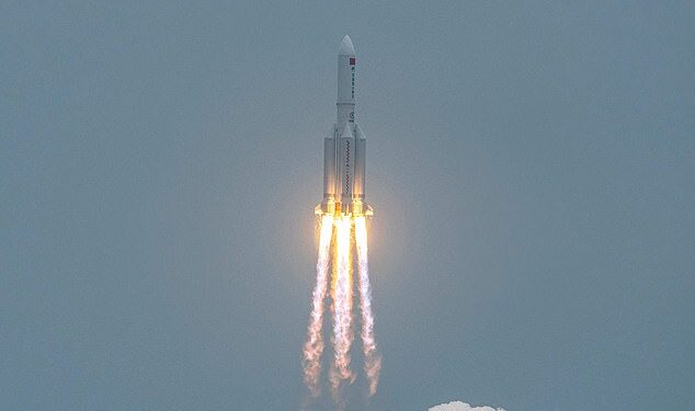 Raketa kineze 21-tonëshe del nga kontrolli, rrezikon të bie nga Nju Jorku në Madrid