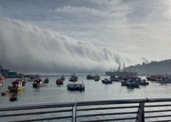 Tsunami i reve, fenomeni i rrallë pushton qytetin