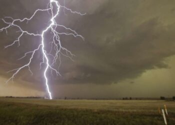 Një 9 vjeçar vdes pasi goditet nga rrufeja në fushën e futbollit