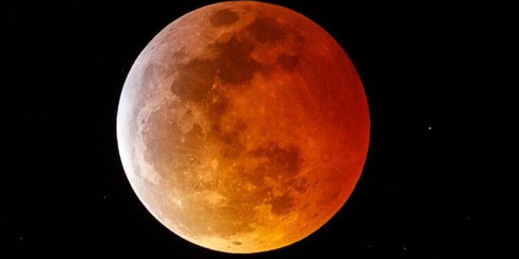 Ndiqni LIVE eklipsin spektakolar të Hënës!