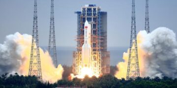 Çfarë dihet për raketën kineze, që pritet të bie sonte në Tokë?