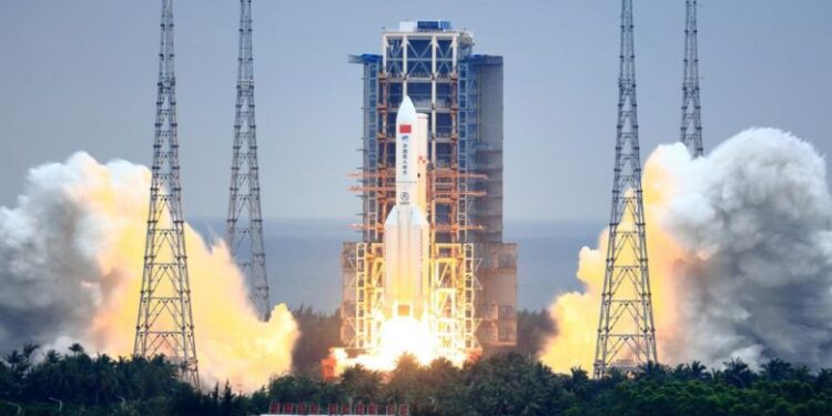 Çfarë dihet për raketën kineze, që pritet të bie sonte në Tokë?