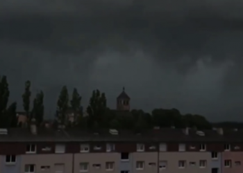 Stuhia në Francë: Dita bëhet natë për disa sekonda